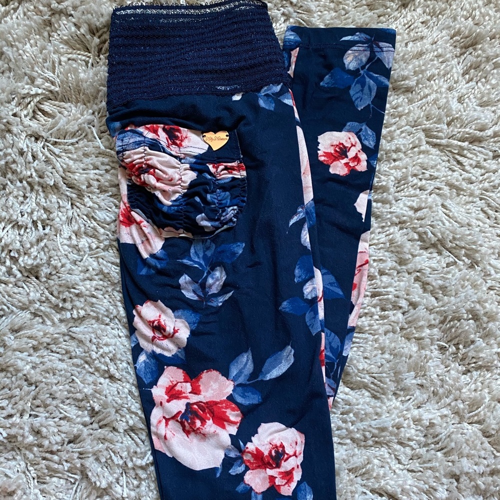 Cute Booty Lounge scrunch butt leggings